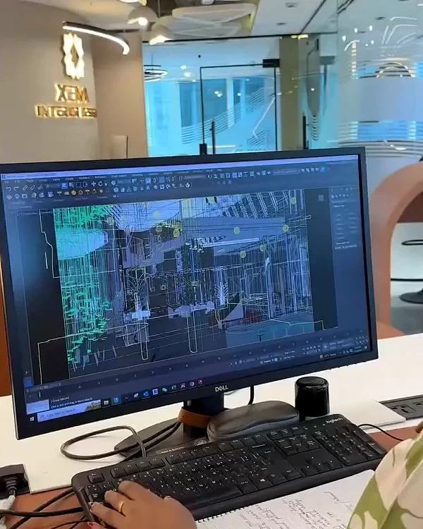 مصمم يعمل على رسم CAD في استوديو Xena