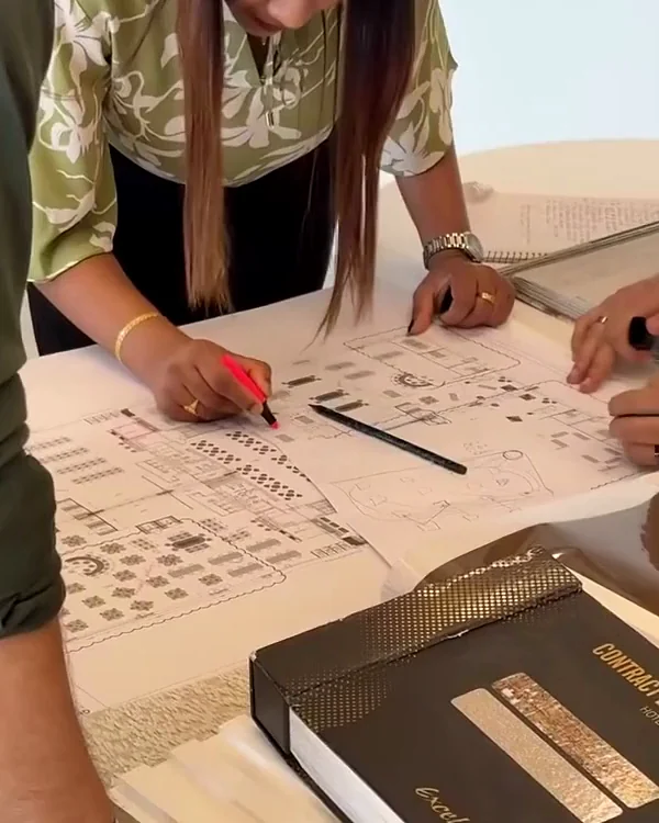 فريق Xena يضع ملاحظاته على المخططات إلى جانب كتاب عينات المواد